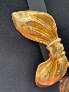 Stunning! Vintage 1988 Margarit Bererra large gold bow statement belt.